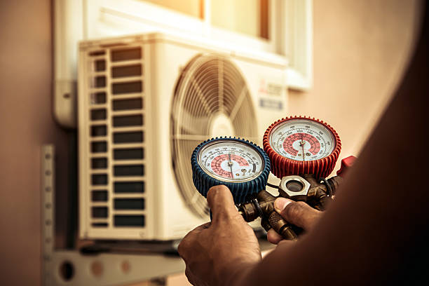 Professional Hvac technician working in Delray Beach, FL